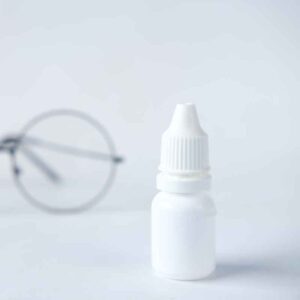 Augentropfen und Lidpflege